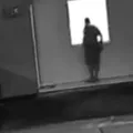 Mulher descobre que era observada por vizinho pela janela do condomínio na Bahia imagem