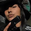 Mulher que ostentava armas nas redes sociais morre em confronto imagem