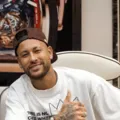 Neymar aumenta coleção e gasta US$ 1 milhão com novo relógio de luxo imagem