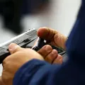 Nova lei pode liberar porte de arma para quem trabalha em escritório imagem