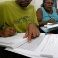 Número de analfabetos e taxa de analfabetismo seguem em queda na Bahia imagem