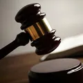 Pai é condenado a 15 anos de prisão após filho matar pessoas em escola imagem