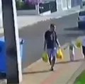 Pai preso por chutar filha de 3 anos diz que "perdeu a cabeça" imagem