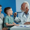 Pais poderão ganhar atestado para acompanhar filhos no médico; entenda imagem