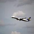 Passageiro é "sugado" após janela de avião se soltar durante voo imagem