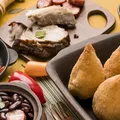 Pastel colorido, pipoca de camarão e +: 5 comidas inusitadas para provar em Salvador imagem