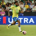 Por que Ancelotti trocou um lateral por um volante na Seleção? Entenda imagem