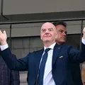 Presidente da FIFA ouve desabafo de técnico do Irã direto do vestiário imagem