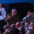 Raúl Castro reaparece de farda em Havana em meio a ameaças militares dos EUA imagem