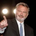 Revelada a causa da morte de Sam Neill, astro de "Jurassic Park" imagem