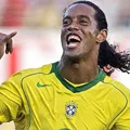 Ronaldinho Gaúcho deixa aposentadoria e volta a jogar em time italiano imagem