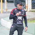 Sem vencer fora, Jair compara Vitória com campeão da Libertadores imagem