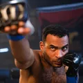 Só 6 episódios! Série brasileira de ação entra no TOP 10 da Netflix imagem