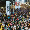 Thiago Aquino faz multidão arrochar no 1º dia do São João de Cruz imagem