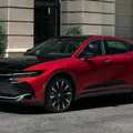 Toyota antecipa tecnologias da nova geração do Corolla via sedã Crown imagem