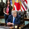 Trump manda jornalista ficar quieta durante entrevista na Casa Branca imagem