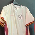 VEJA: Segunda camisa do Vitória é vazada após loja abrir venda antecipada imagem