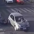 Vídeo: bebê fica preso em capô de carro após atropelamento imagem