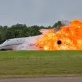 VÍDEO: Jatinho explode após cair em aeroporto e deixa dois mortos imagem