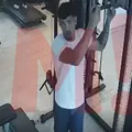 Vídeo mostra momento em que suspeito de importunação vira câmera em academia imagem