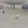 Vídeo: mulheres invadem pista e correm atrás de avião após perderem voo imagem