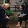 VÍDEO: Trump se irrita, joga microfone e abandona entrevista nos EUA imagem