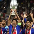 Zagueiro faz história e vira o brasileiro com mais títulos no futebol imagem