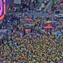 Brasileiros e marroquinos param a Times Square com festa e altinha
