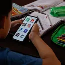 Celular fora da sala? Pesquisa revela impacto positivo nas escolas