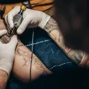Justiça condena homem que usou mola de isqueiro em tatuagem de jovens