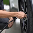 Motoristas precisam pagar para calibrar pneus em posto; veja preços
