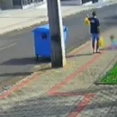 Pai é preso após ser flagrado chutando a própria filha de 3 anos