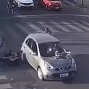 Vídeo: bebê fica preso em capô de carro após atropelamento