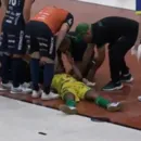 VÍDEO: Jogador da Chape fica ferido após ser atingido por lâmpada