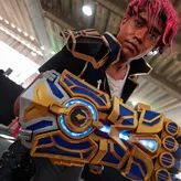 Entre o calor e os altos custos, cosplayers mantêm viva a cultura geek