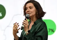 ‘A lei que restringiu o celular nas escolas pegou no Brasil’, diz diretora do MEC
