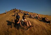 A noite em pleno dia: veja imagens impressionantes do eclipse solar pelo mundo