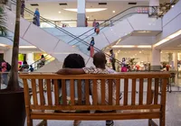 A via-crúcis masculina no shopping. A culpa de São Valentim e de um publicitário