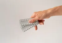 Anticoncepcionais podem aumentar a compulsão alimentar em mulheres