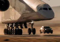 Assista: Porsche elétrico aposta corrida com maior avião do mundo