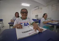 Auxílio de até R$ 1 mil incentiva permanência de alunos da EJA na Bahia