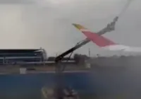 Avião se choca com caminhão de bombeiros durante voo inaugural