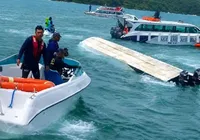 Barco com turistas afunda e deixa 15 mortos