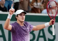 Brasileiro João Fonseca choca o mundo e elimina Djokovic de virada imagem