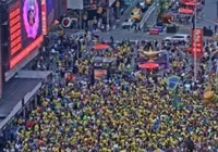 Brasileiros e marroquinos param a Times Square com festa e altinha
