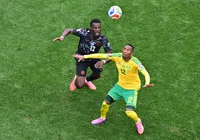 Canadá faz gol nos acréscimos, elimina África do Sul e vai às oitavas