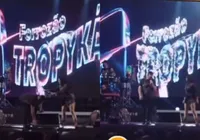 Cantor cai do palco durante show e é hospitalizado