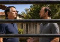 Carlos visita Bolsonaro em domiciliar e diz que pai "está ciente de tudo"