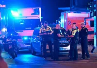 Carro atropela multidão, deixa 1 morto e 29 feridos em parada LGBT