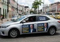 Carro de aplicativo com propaganda eleitoral gera multa de R$ 8 mil